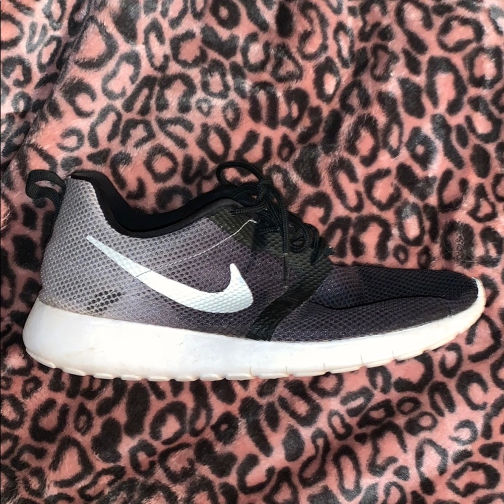 Black and White Nike Roches